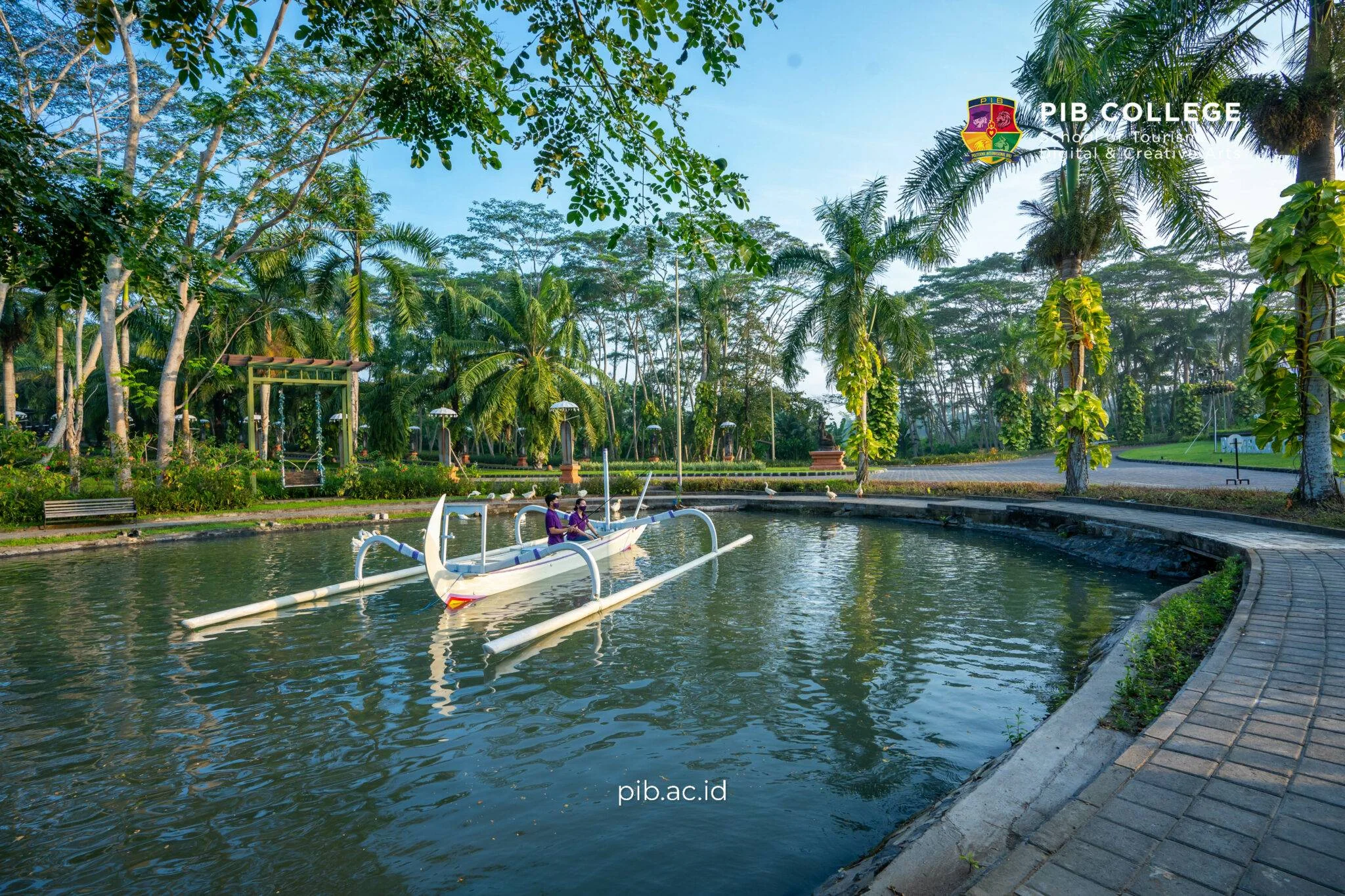 A group of Bali Digital Business & Entrepreneurship students on the PIB College campus